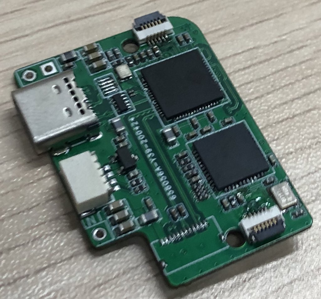 CombineReality's new hub featuring an integrated Arduino-compatible MCU with a Qwiic connector
